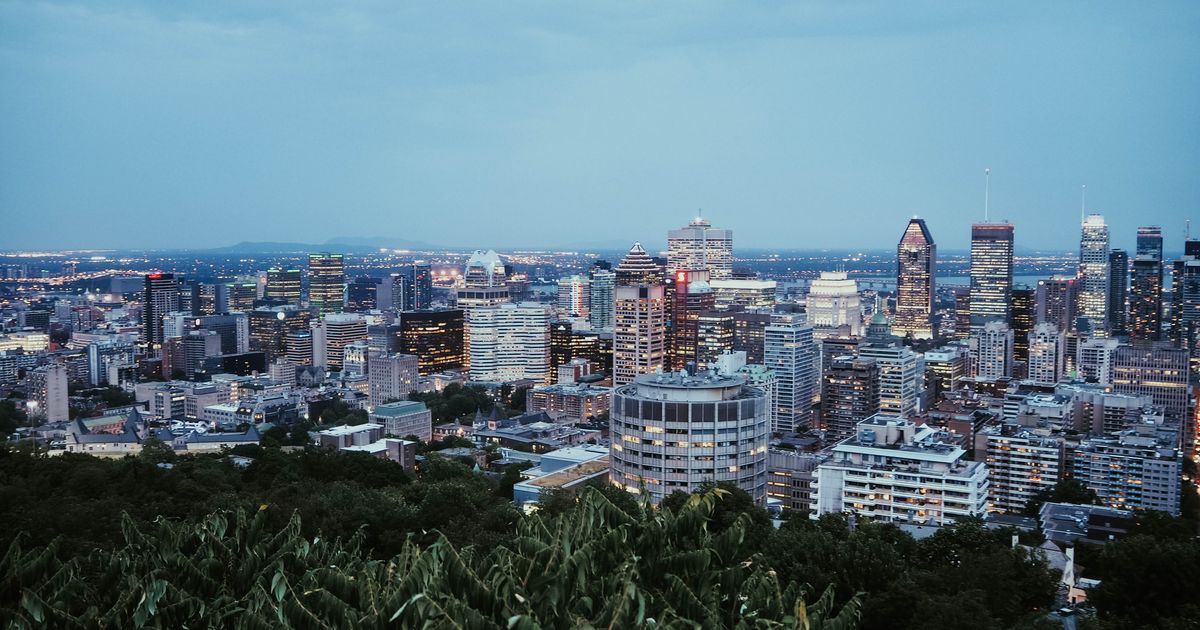 Vue panoramique sur les quartiers résidentiels et les tours du centre-ville de Montréal au crépuscule