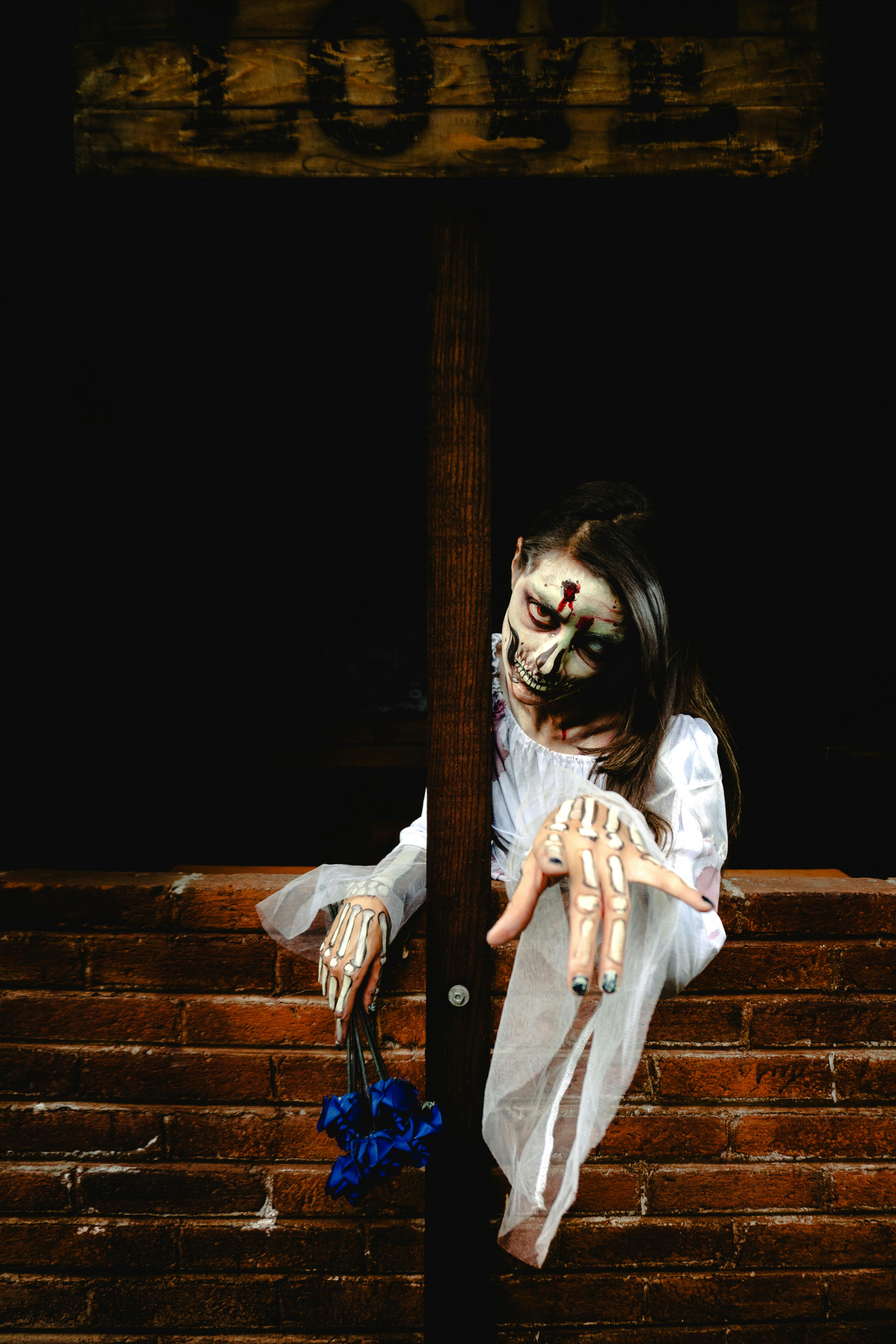 Gratuit Costume De Zombie Effrayant Avec Des Roses Bleues à Mexico Photos