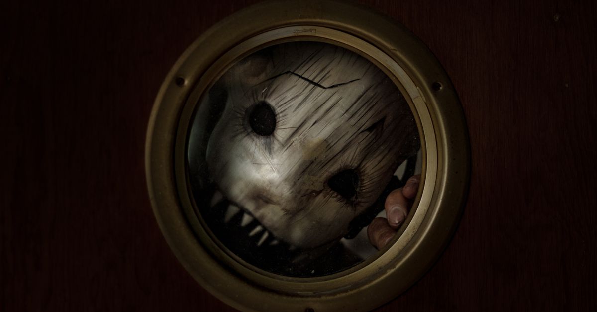 Figure masquée creepy regardant à travers un hublot, créant une ambiance Halloween glaçante et étrange.
