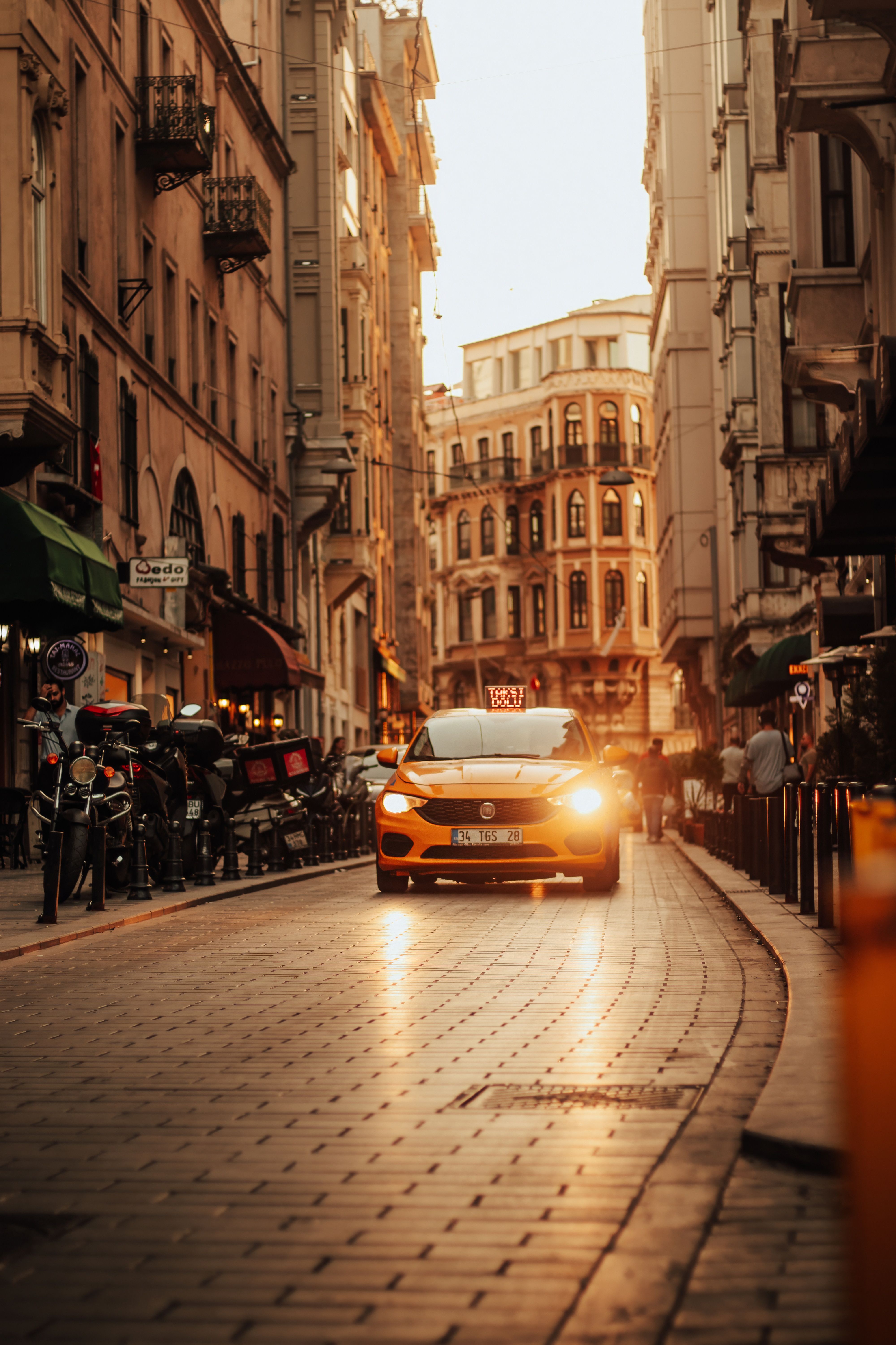 Evening Street Scene in Istanbul's Historic District · Free Stock Photo