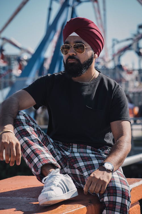 Foto De Hombre Vestido Con Turbante Rojo