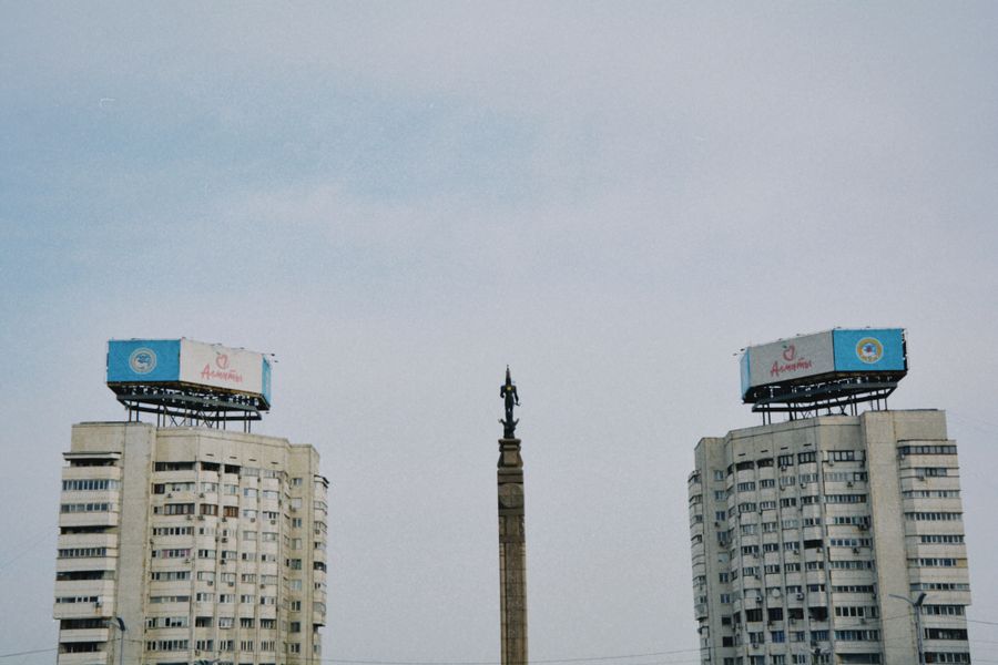 Vedere panoramică asupra unui oraș est-european cu acoperișuri istorice și arhitectură sovietică