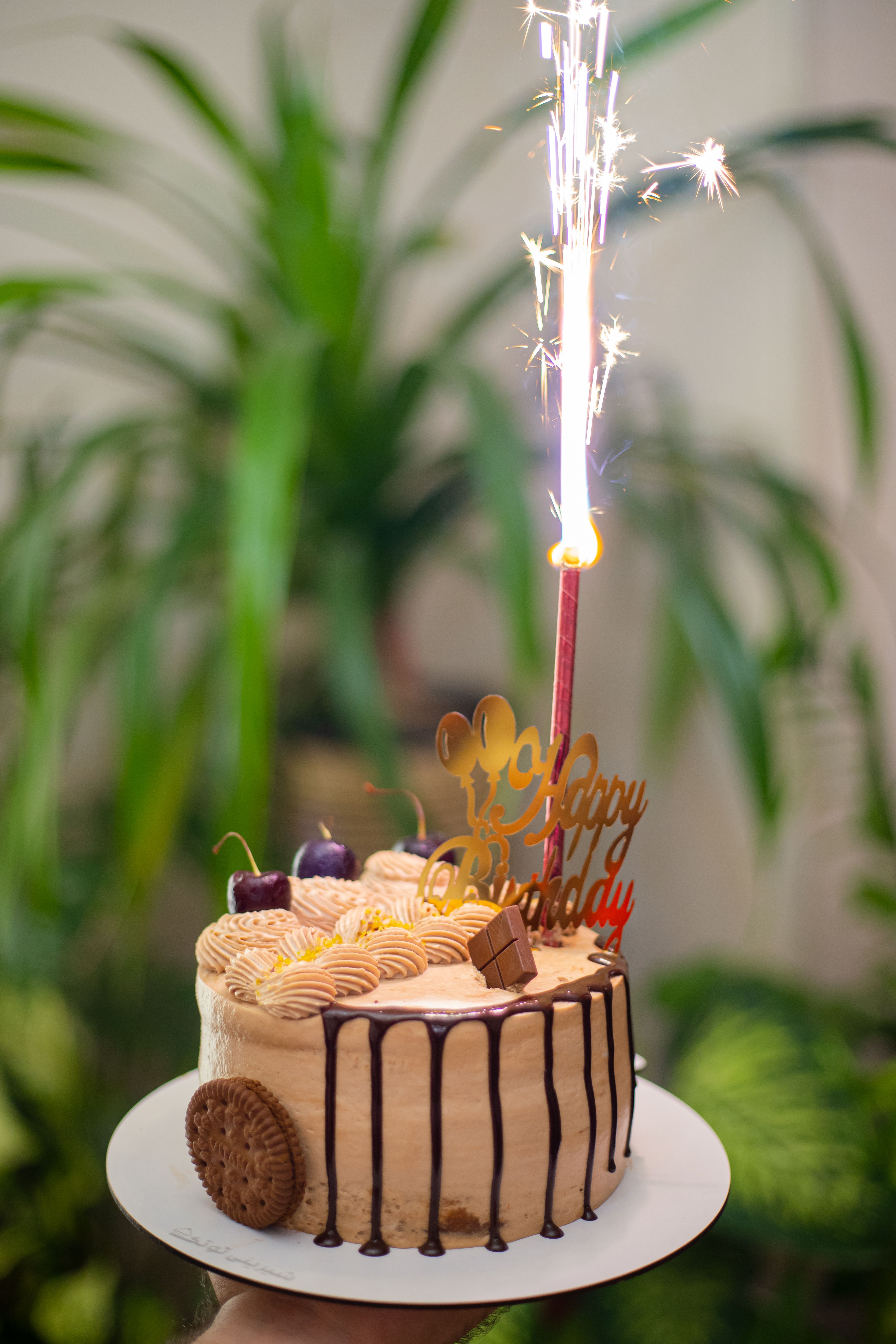 無料 線香花火の炎が輝くおいしいバースデーケーキ 写真素材