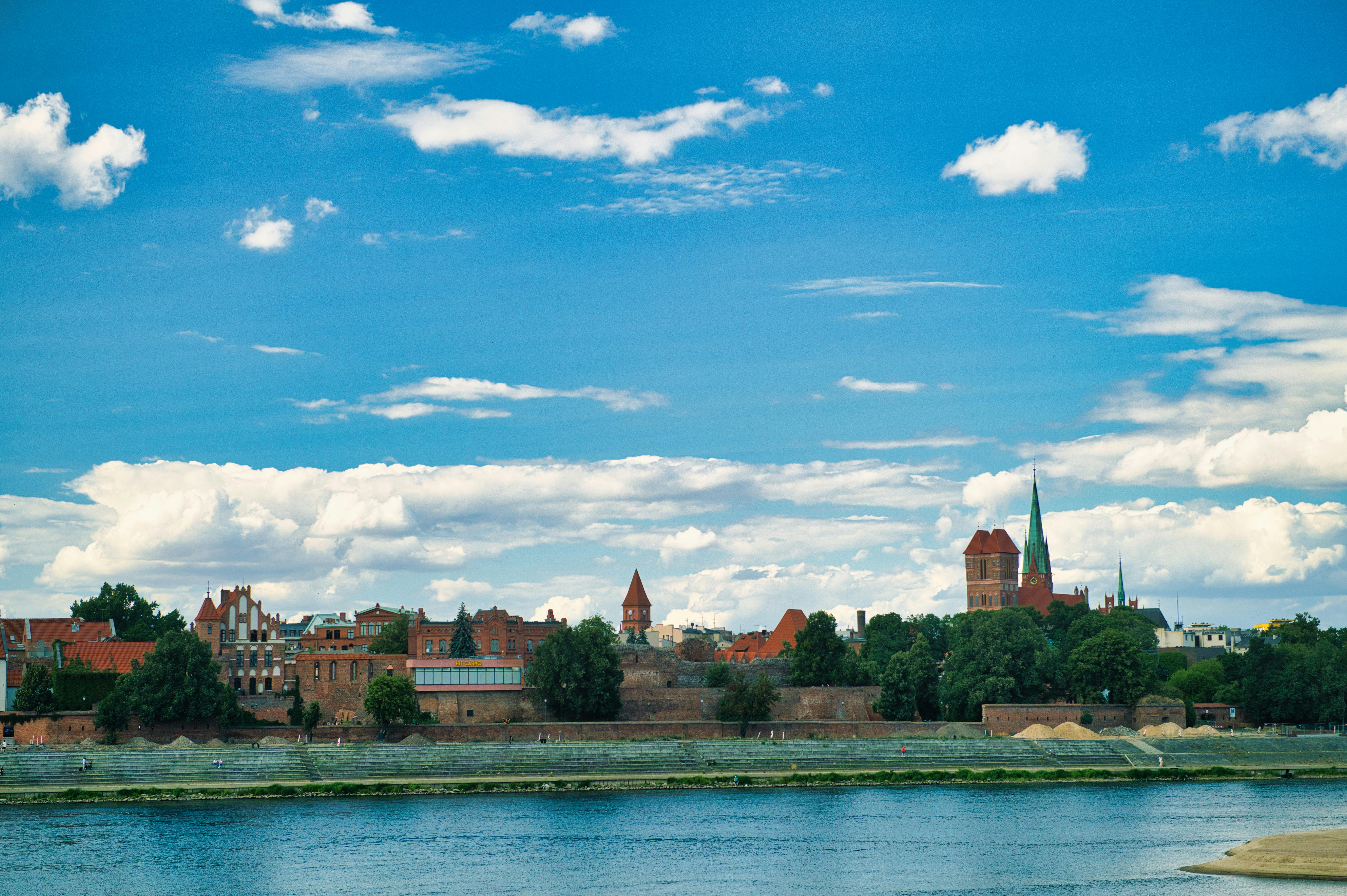 Czerwone niebo nad Warszawą i hałaśliwi sąsiedzi: Co dzisiaj poruszyło Reddit?