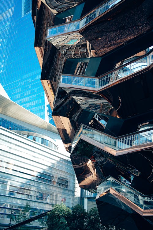 Free Captivating view of a modern urban landmark with unique geometric architecture. هاراجوكو & أوموتساندو