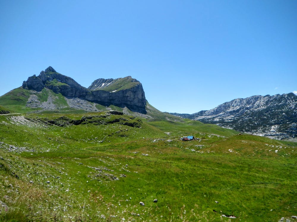 çim, dağ içeren Ücretsiz stok fotoğraf