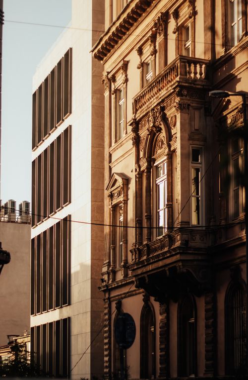 Free An intricate juxtaposition of historic and modern architecture in Istanbul, Türkiye. Stock Photo