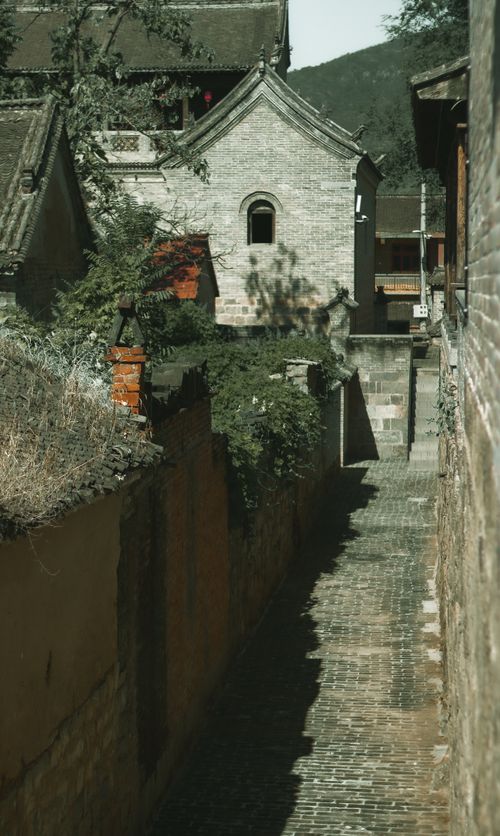 Free Explore the serene ambiance of a historic village alley, perfect for travel enthusiasts. Stock Photo