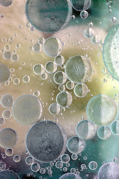 Free Colorful abstract image of oil and water bubbles creating a unique texture and mood. Stock Photo