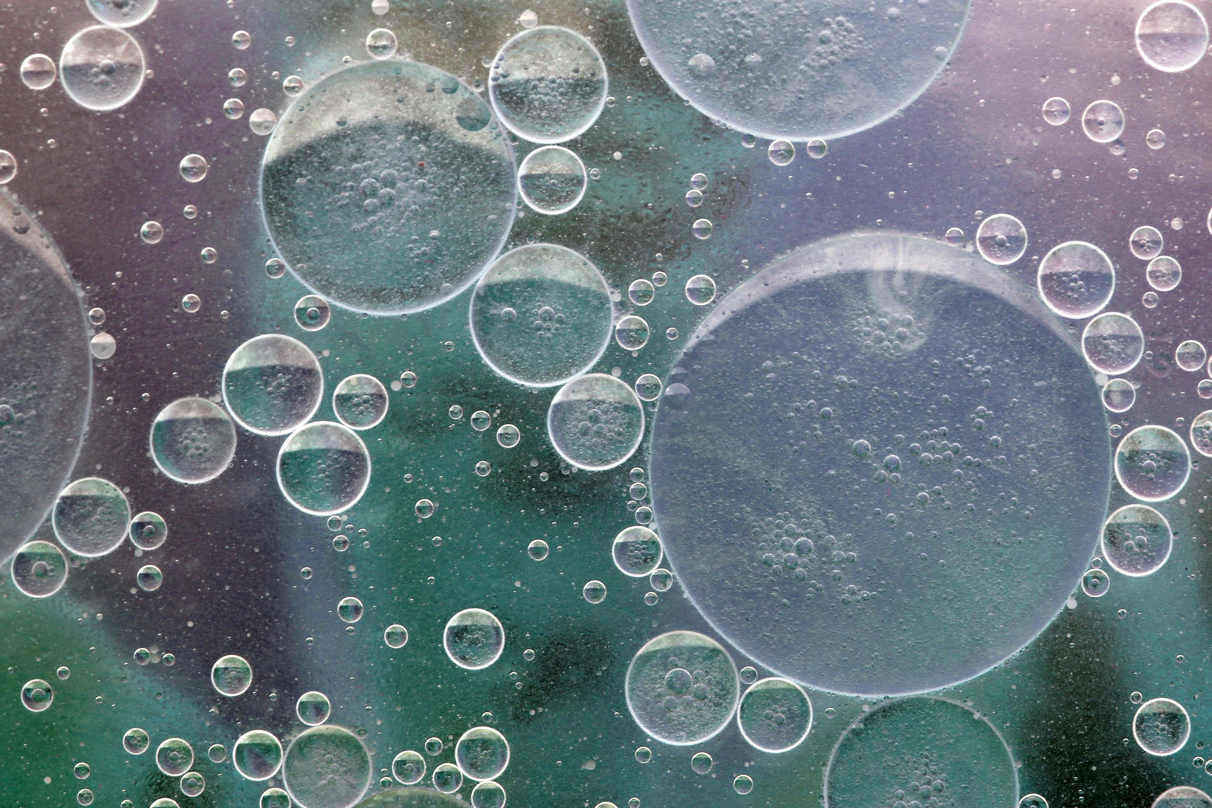 https://www.pexels.com/photo/abstract-close-up-of-bubbles-in-liquid-28901472/