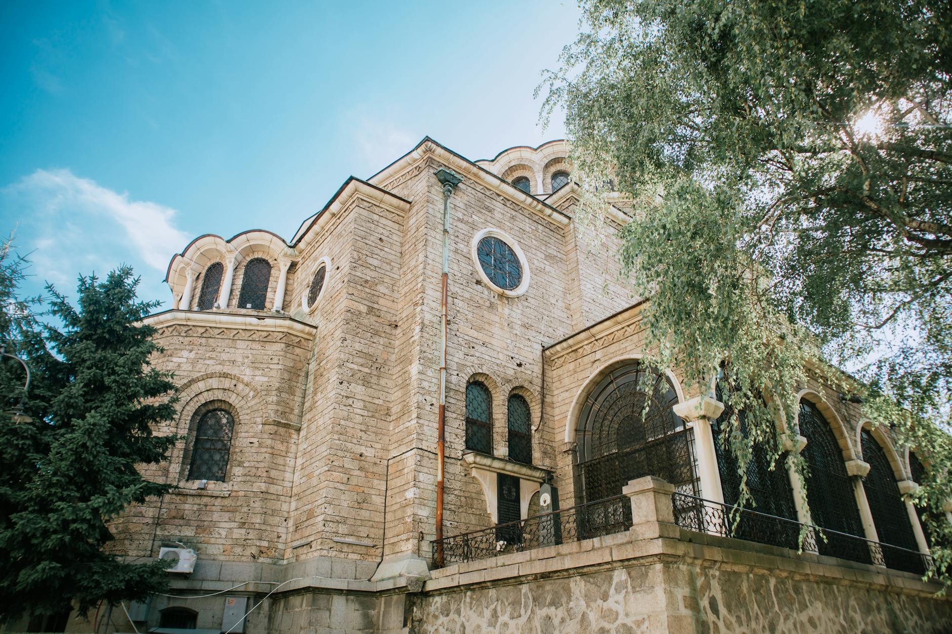 https://www.pexels.com/photo/historic-stone-church-exterior-with-arched-windows-28901682/