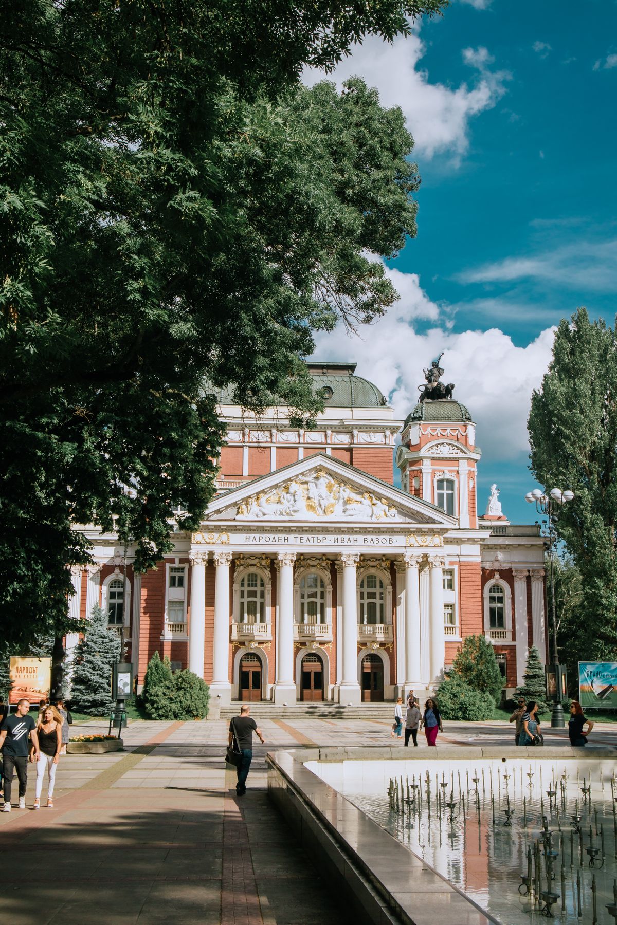 Teatrul Național Ivan Vazov din Sofia, lângă Grădina Doctorului