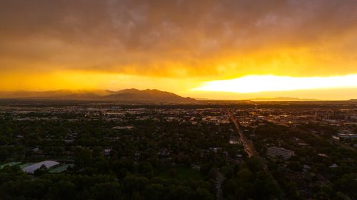 Free A breathtaking aerial view of Salt Lake City under a stunning orange sunset sky. Stock Photo