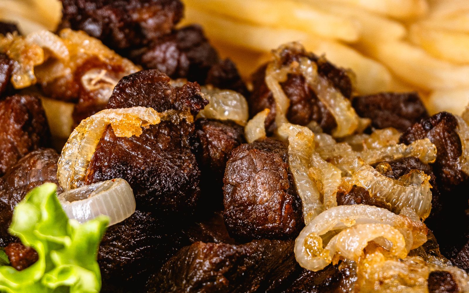 Foto de Iscas de alcatra aceboladas com arroz e batata sauté