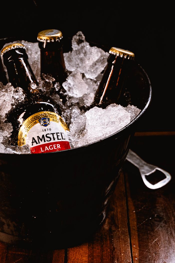 Cervejas Amstel em balde com gelo