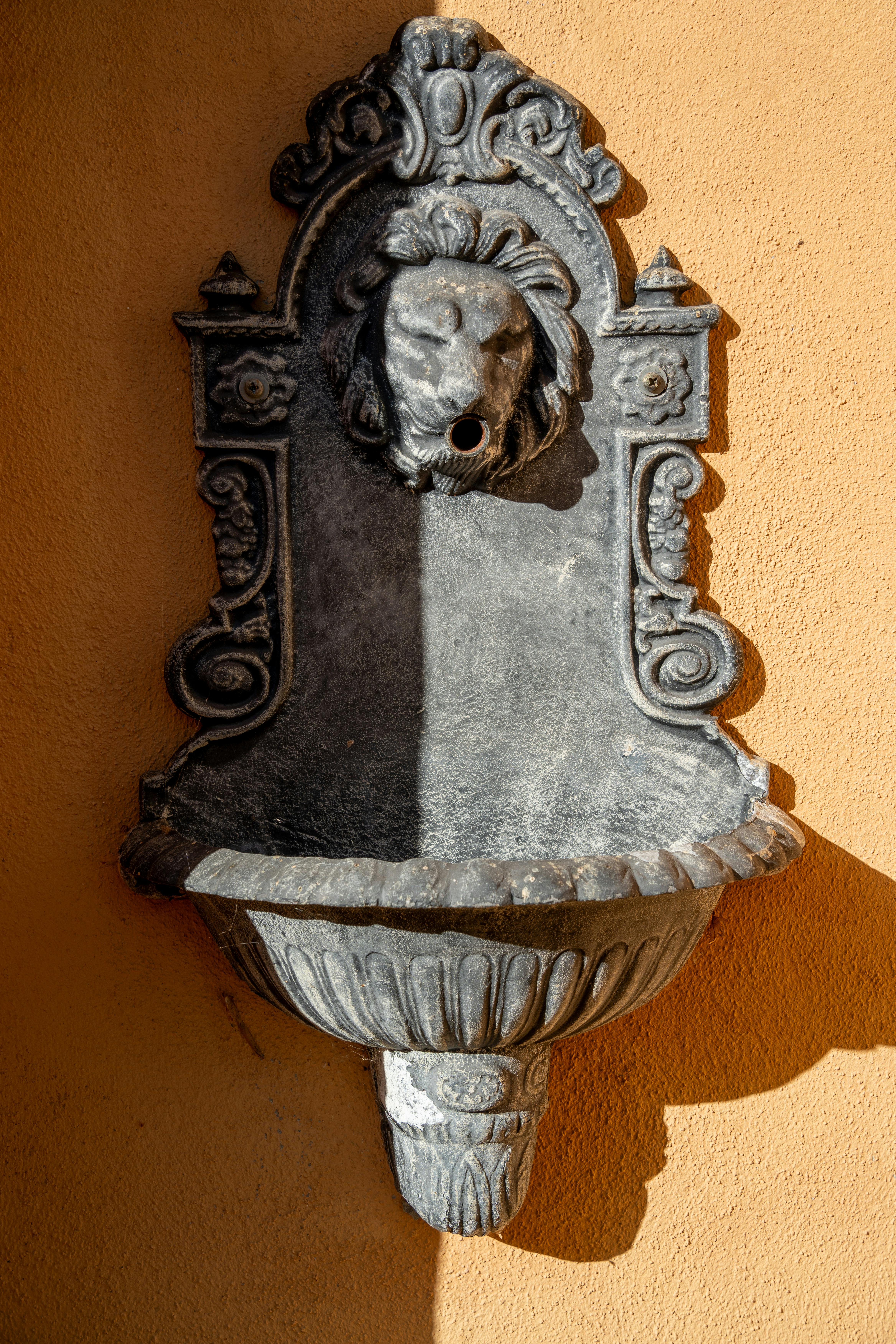 grátis Fonte De Parede De Ferro Fundido Com Cabeça De Leão Foto profissional