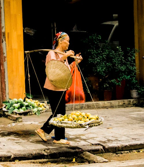 Bezpłatne Stara Kobieta Niosąca Owoce Do Sprzedania Zdjęcie z galerii