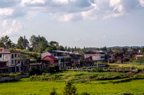 Free Tranquil rural village in Hengyang, Hunan, China surrounded by lush greenery under a cloudy sky. Stock Photo