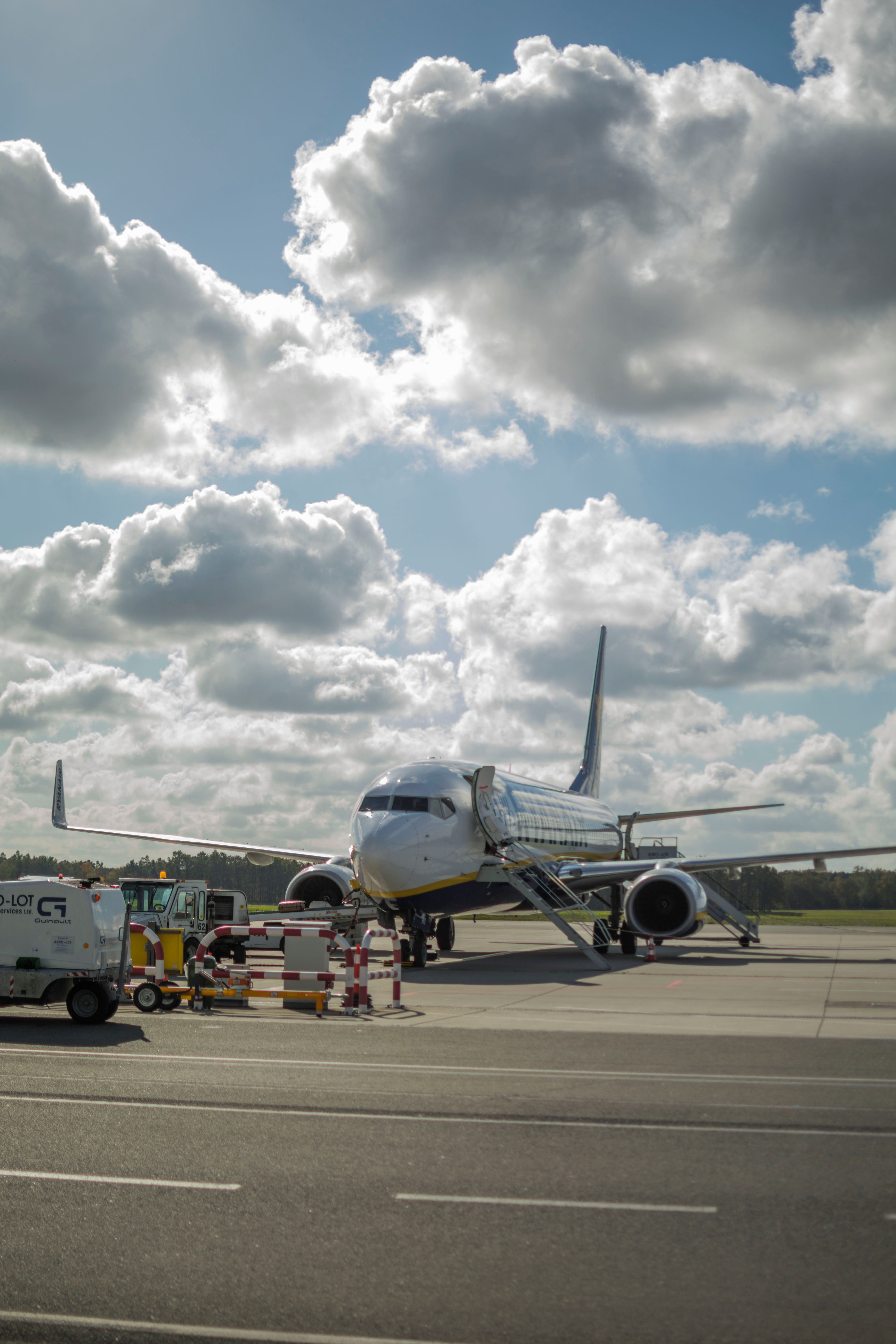 Gratuit Avionul De Pasageri Ryanair Pe Aeroport Gata De Pornire Fotografie de stoc