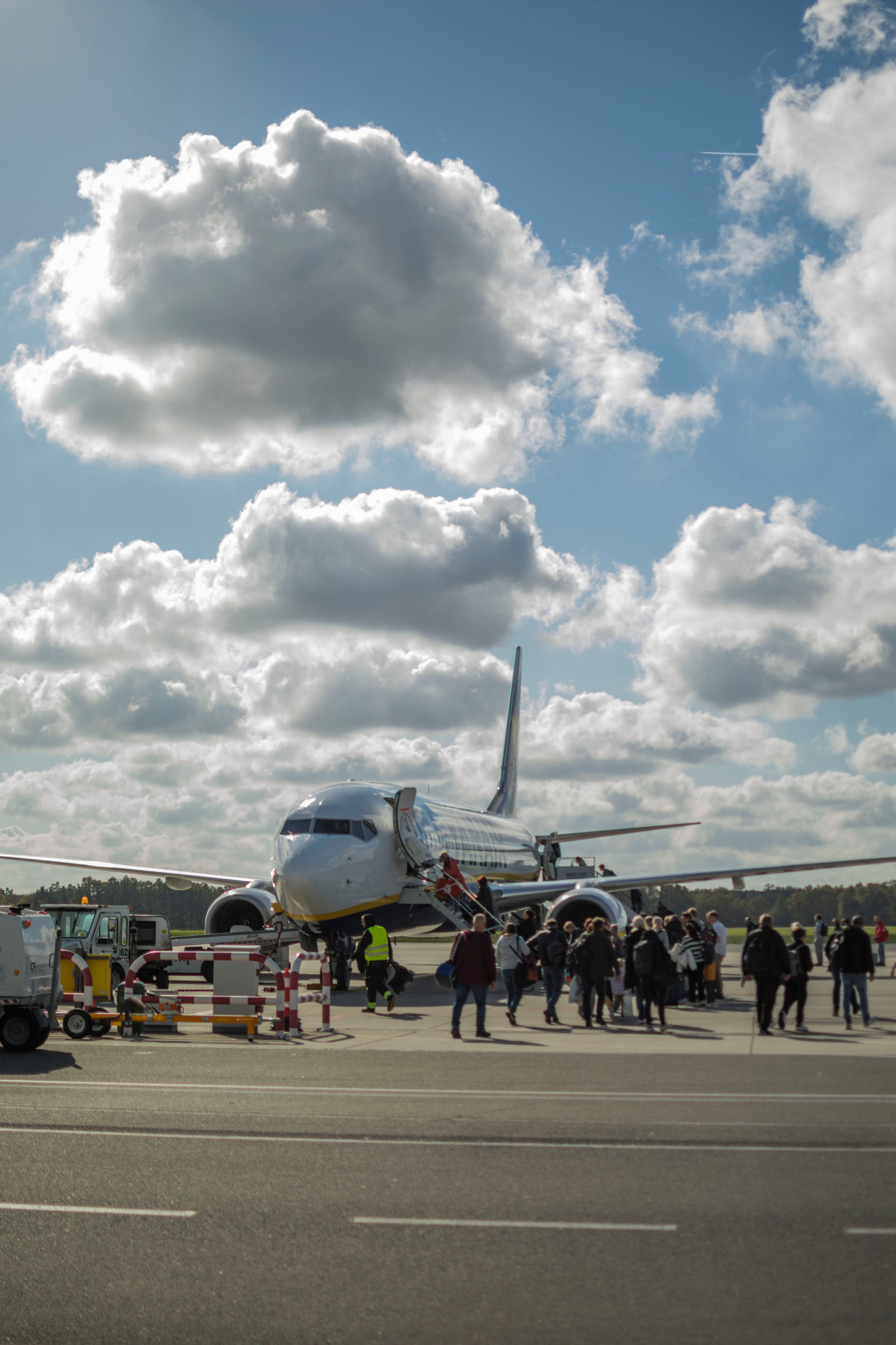 Reizigers bekijken vertrekbord op luchthaven