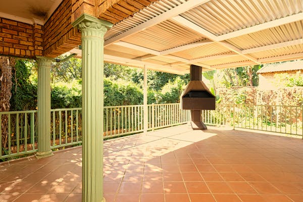 Bay View Courtyard urban pocket garden with stone and gravel