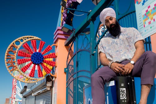 Mann, Der Weißen Turban Und Graues Poloshirt Trägt