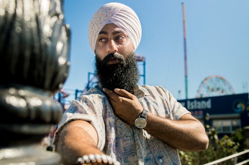 Homme Portant Un Turban Et Une Chemise Imprimée