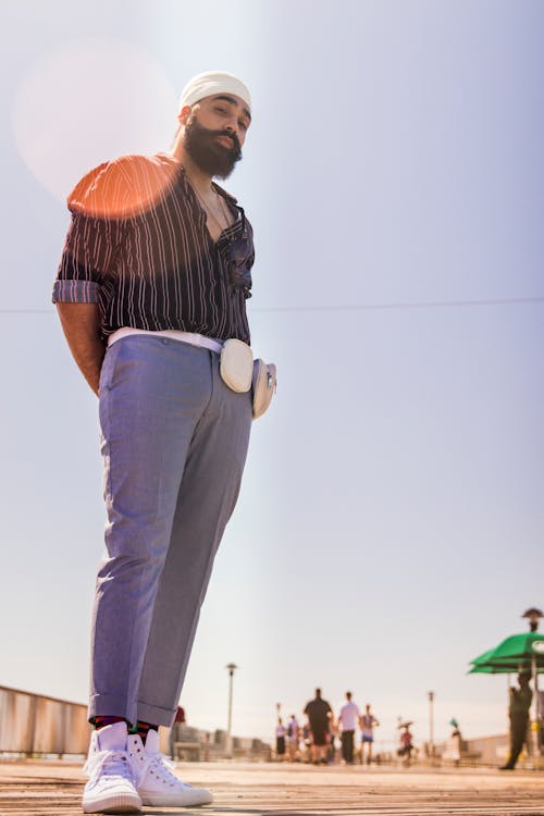 Homme Portant Une Chemise De Ville Noire Et Un Pantalon Violet Debout Sur La Rue