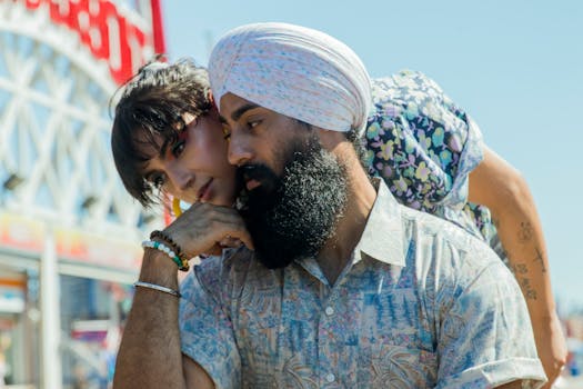 一对年轻夫妇在科尼岛享受阳光明媚的一天，展现了现代时尚与文化多样性