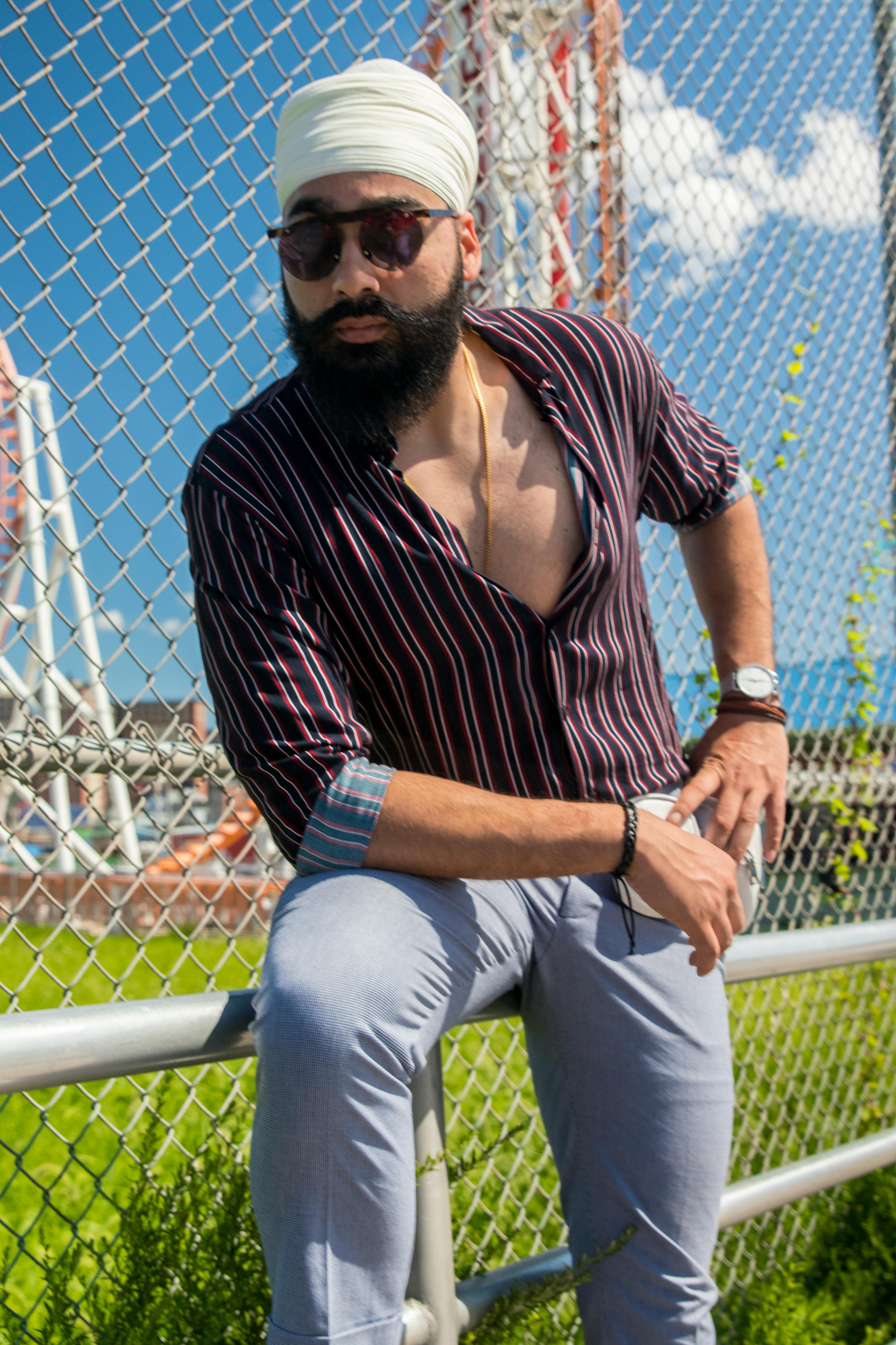 Man turban sunglasses hi-res stock photography and images - Page 2 - Alamy