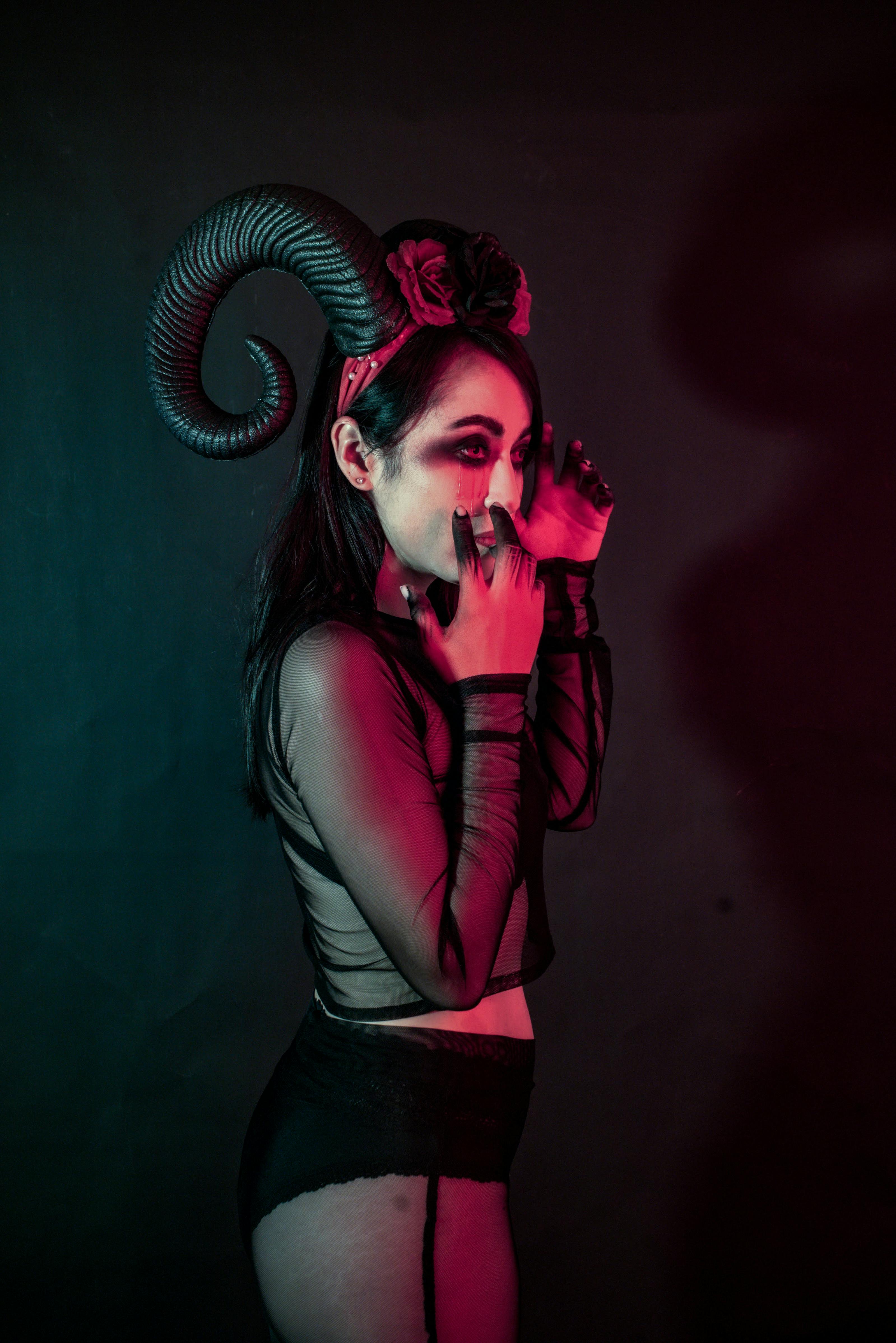 Ücretsiz Boynuzlu Yaratıcı Koyu Kostüm Portresi Stok Fotoğraflar