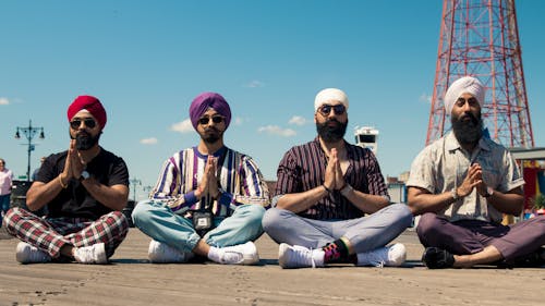 Мужчины, сидящие на земле во время молитвы