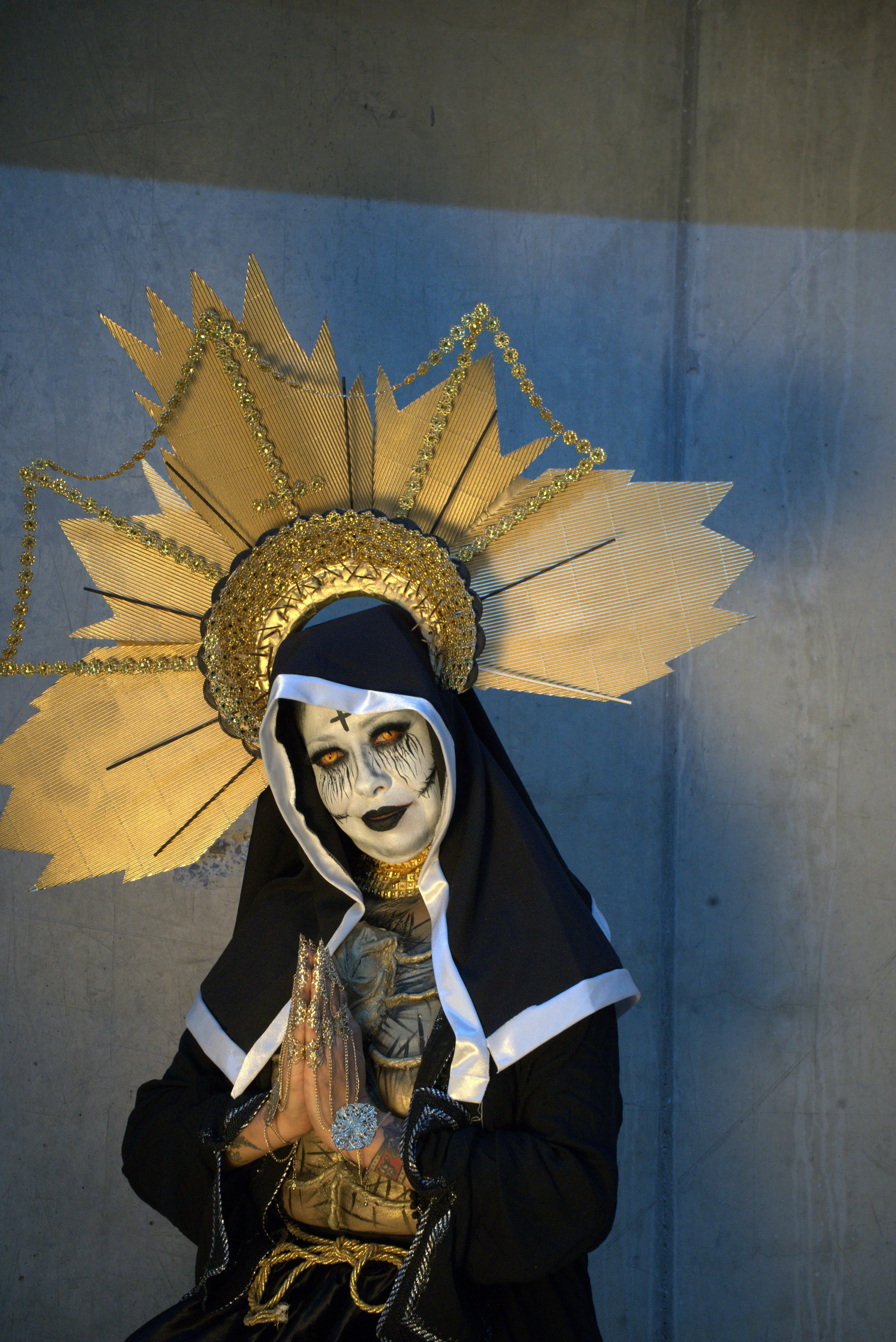 De franc Una imatge sorprenent d'una persona amb un vestit complicat amb maquillatge artístic i un tocat elaborat. Foto d'estoc