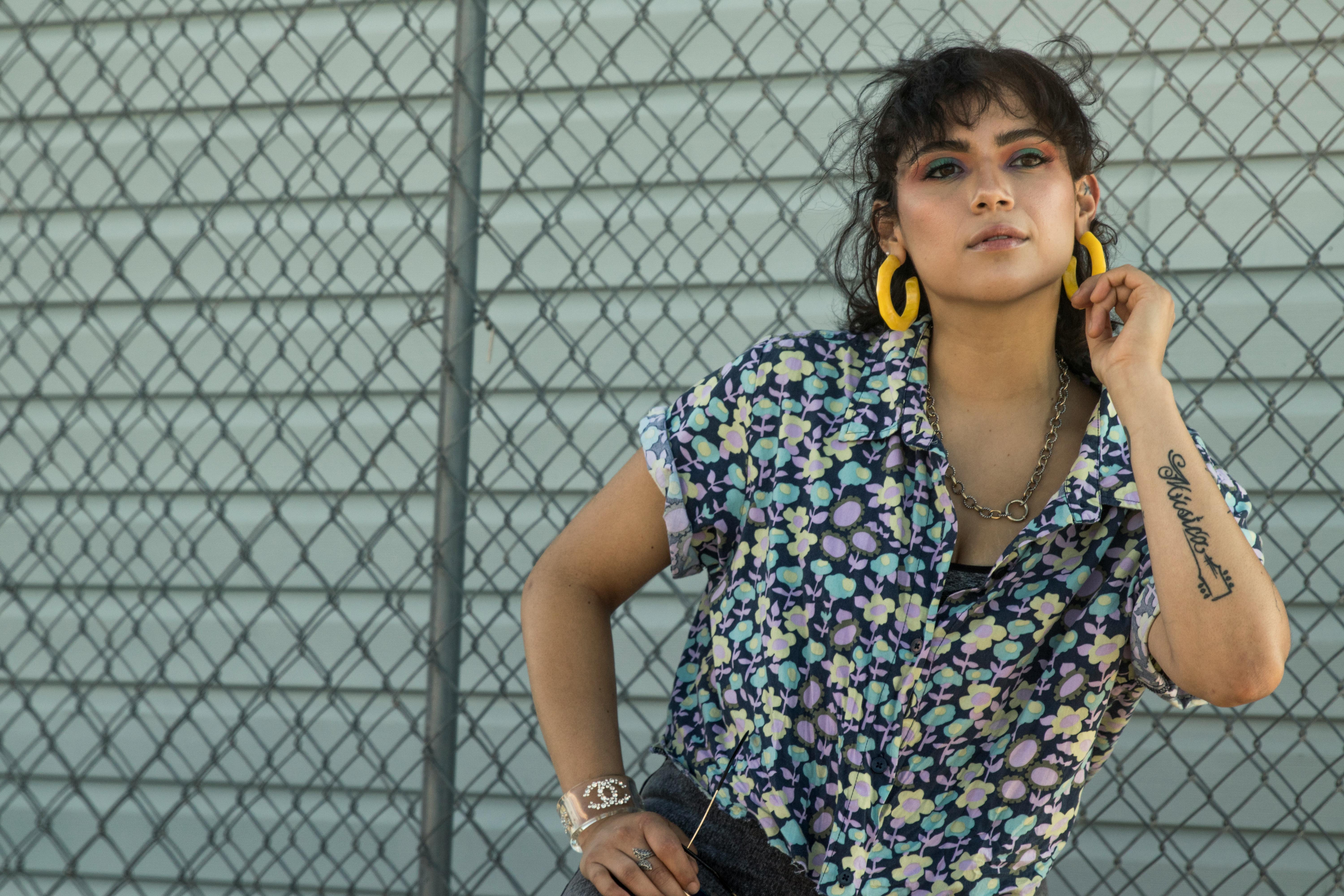 From vintage tops to maxi skirts, build your summer wardrobe with these it girl fashion trends — Photo by Karan Singh on Pexe