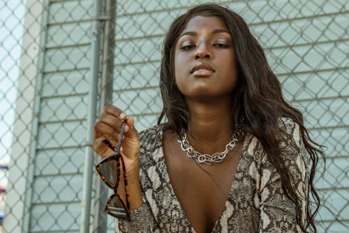 Wanita percaya diri dengan kacamata hitam