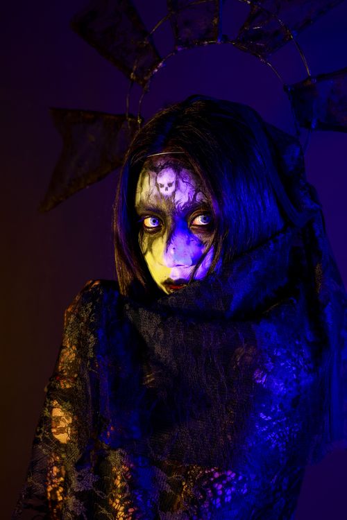 Free Haunting gothic portrait featuring eerie makeup and dark lighting, creating a mysterious atmosphere. Stock Photo