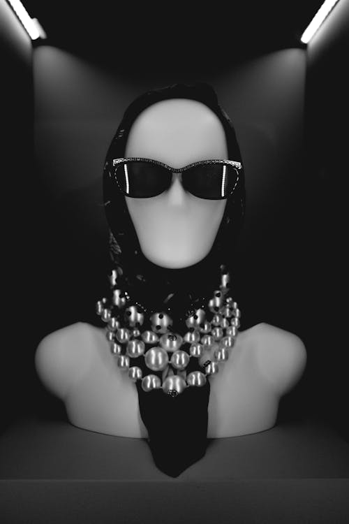 Lunettes De Soleil Noires Sur Un Mannequin