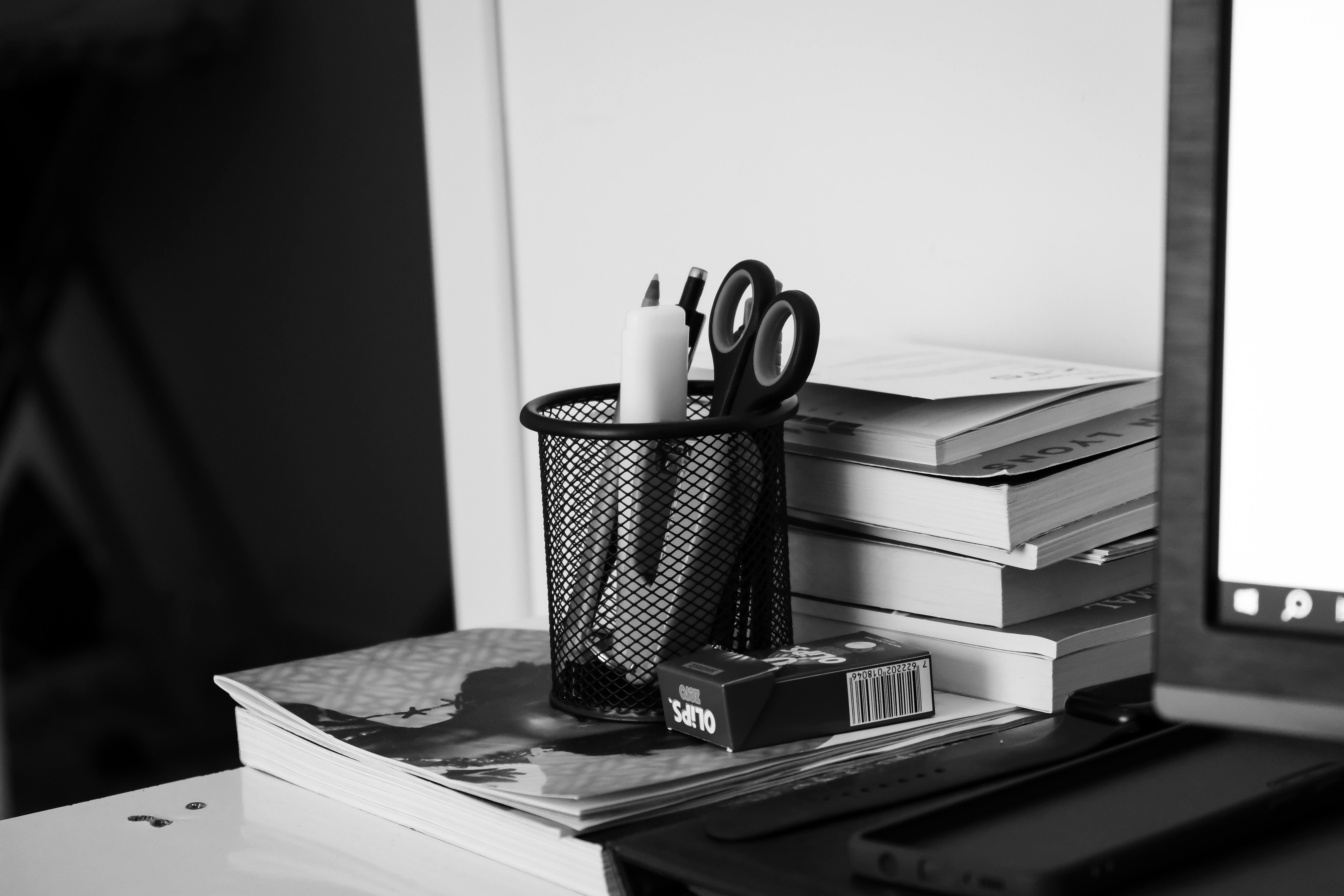 Gratis Escritorio Minimalista Para Oficina En Casa En Blanco Y Negro Foto de stock