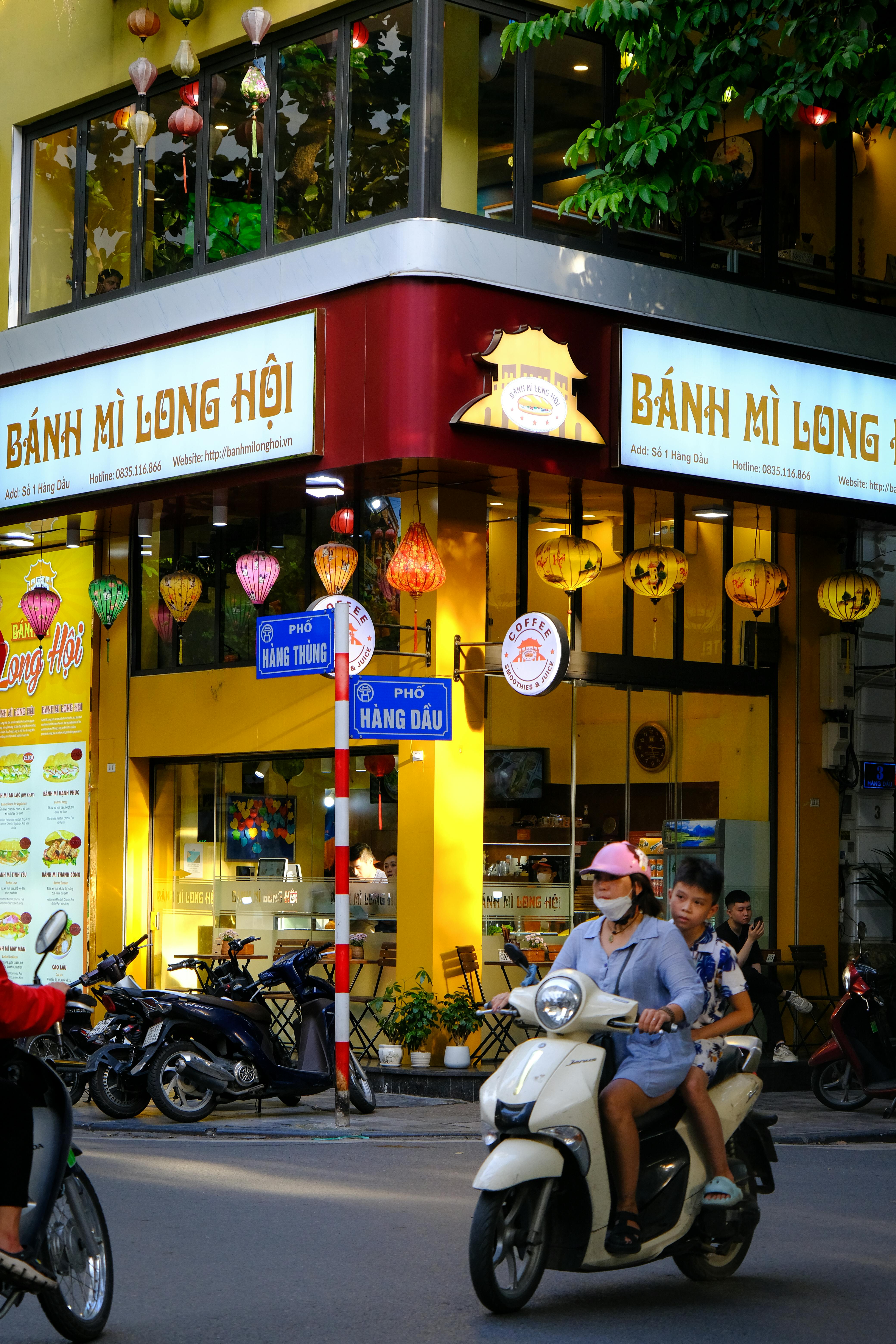 Gái xinh trung show hàng - Hiện tượng xã hội gây tranh cãi và suy ngẫm sâu sắc