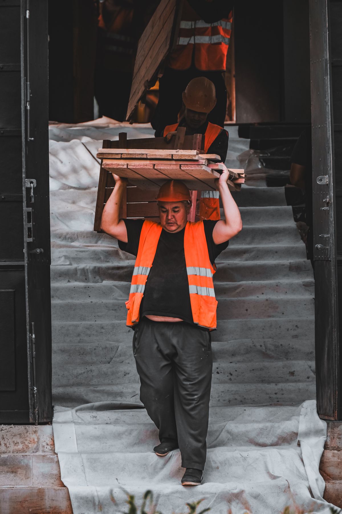 Handwerker trägt eine schwere Last