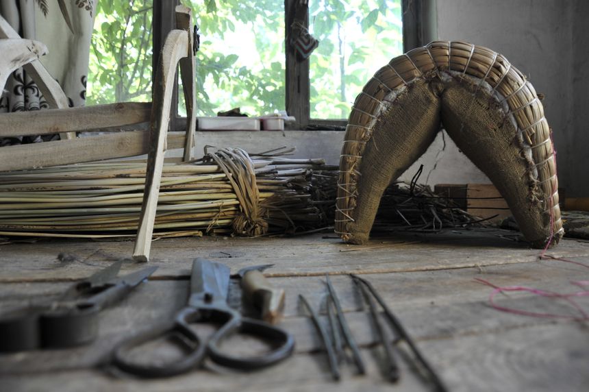 Bodkins, shears and sorted rods laid out on the weaving bench — photo by Hanife Altan on Pexels