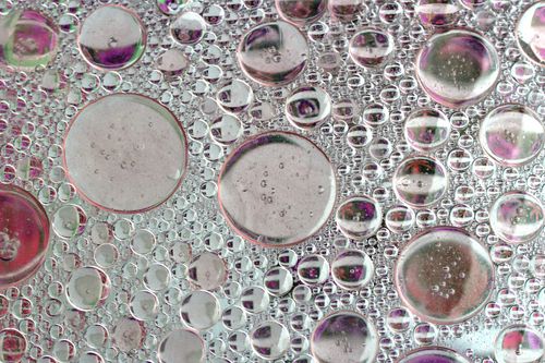 Free Abstract image featuring vibrant bubbles with reflections creating a mesmerizing pattern. Stock Photo