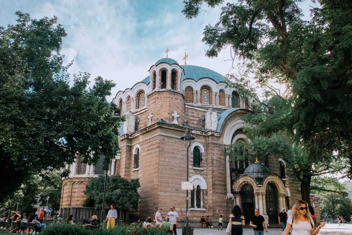 Biserică istorică într-un parc verde din Sofia, lângă Lozenets