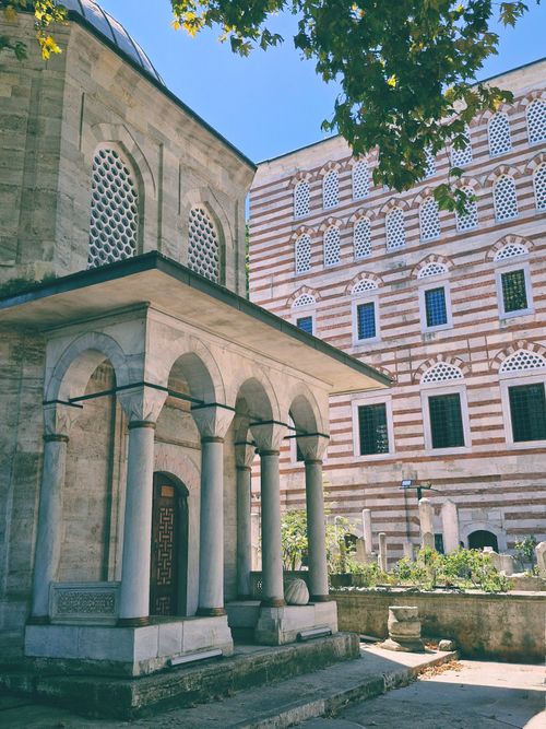 Free Elegant Ottoman architecture of a mosque in Istanbul, Türkiye, showcasing historic design. Stock Photo