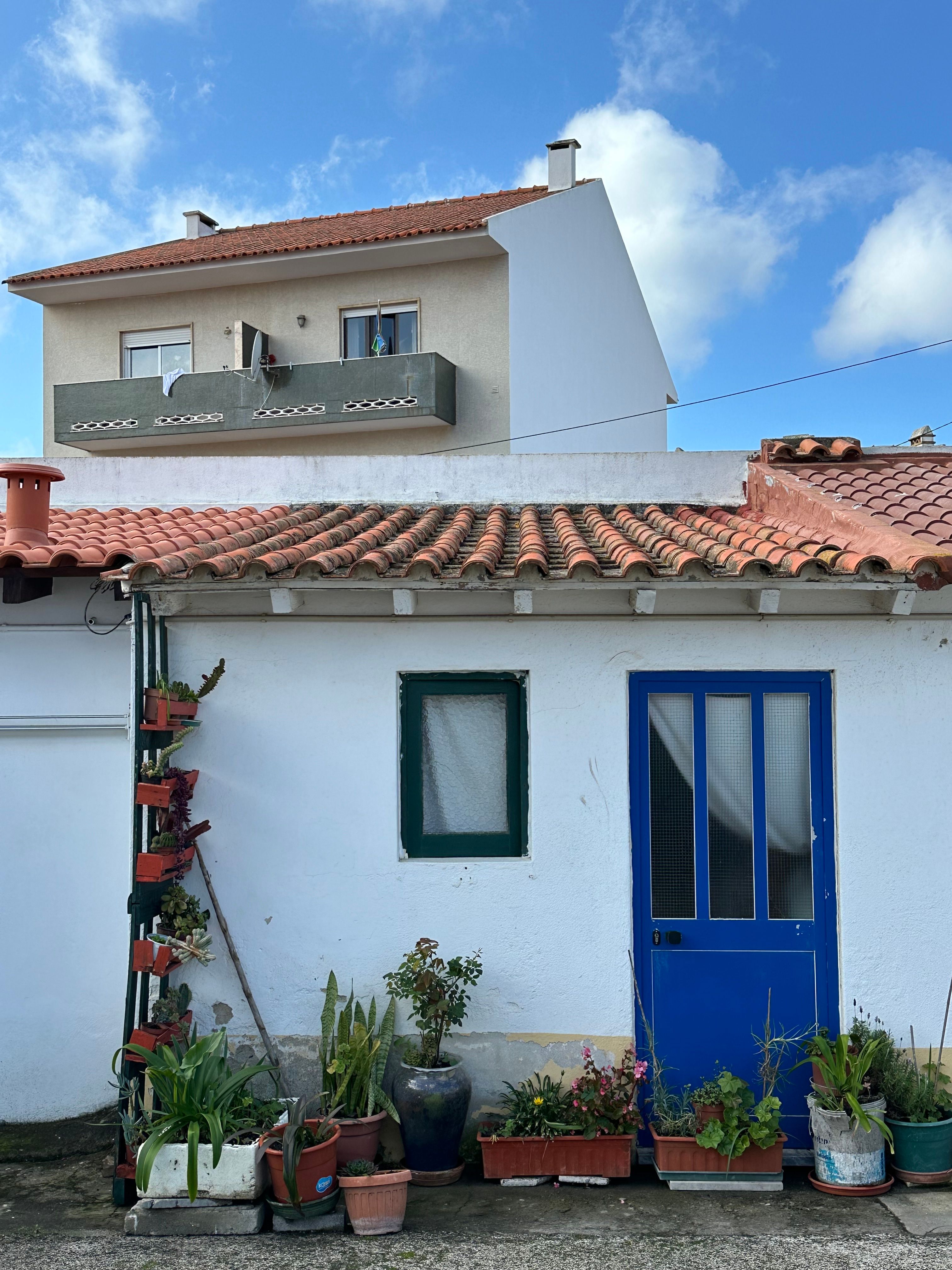 Encantadora Casa Portuguesa Con Puerta Azul · Foto de stock gratuita