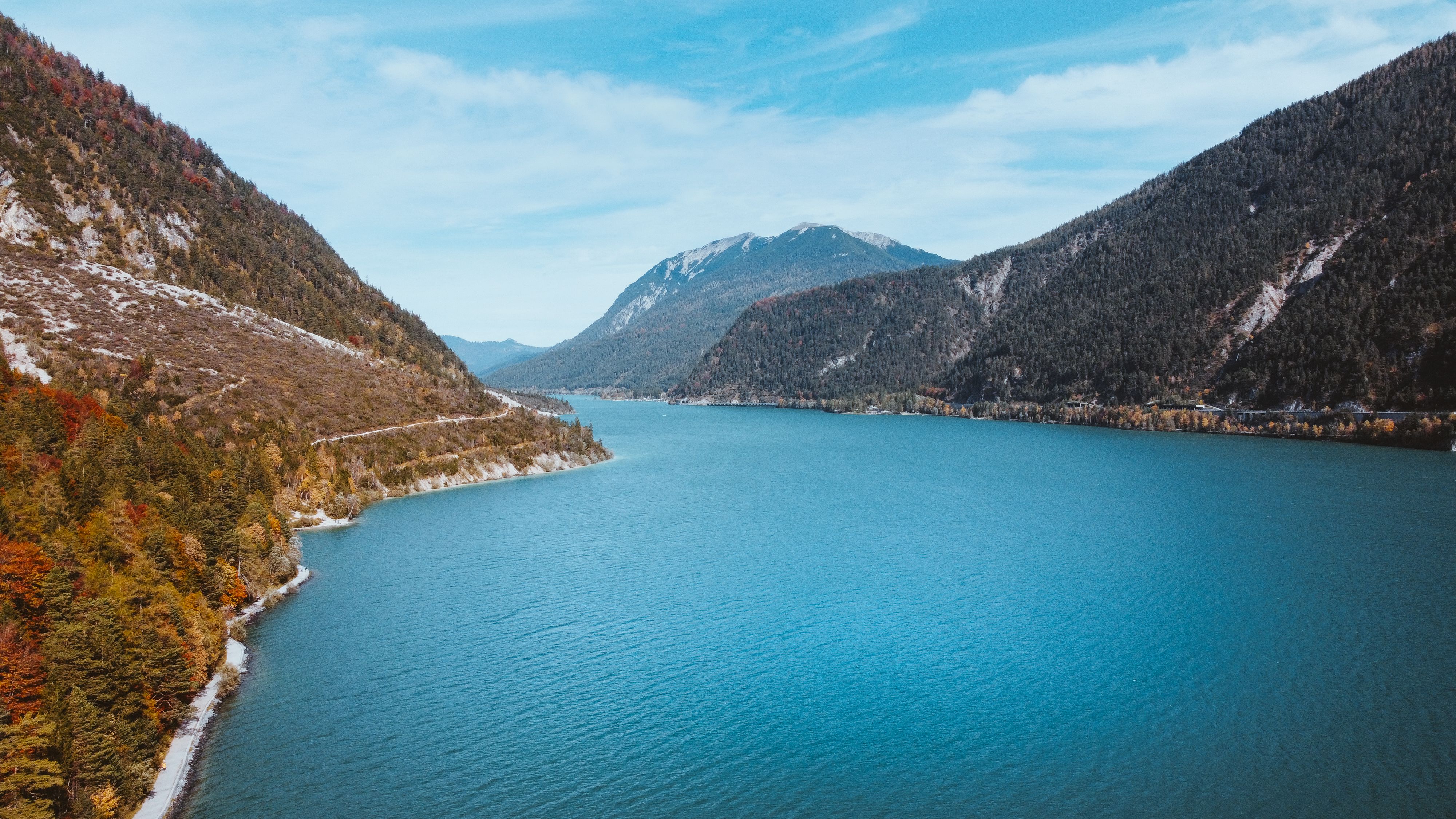 Scenic Lake in Austrian Alps during Autumn · Free Stock Photo
