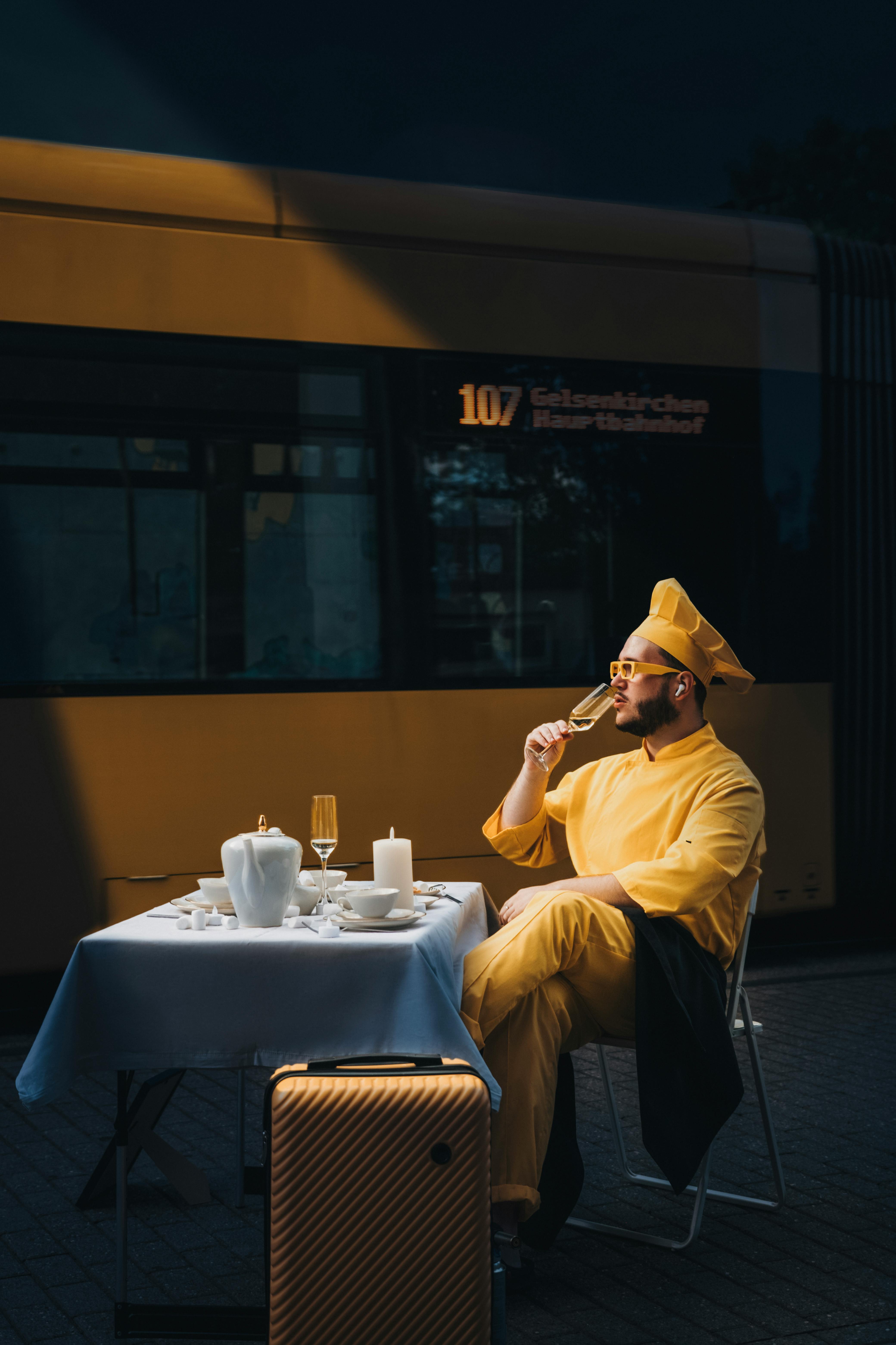 Miễn phí Đầu Bếp đang ăn Trưa Tại Một Trạm Dừng Phương Tiện Công Cộng Ảnh lưu trữ