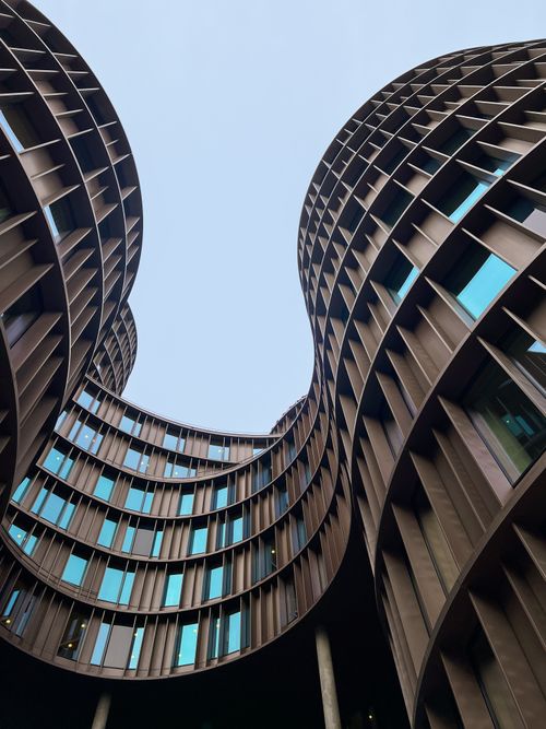 Modern Architectural Curves in Urban Setting · Free Stock Photo