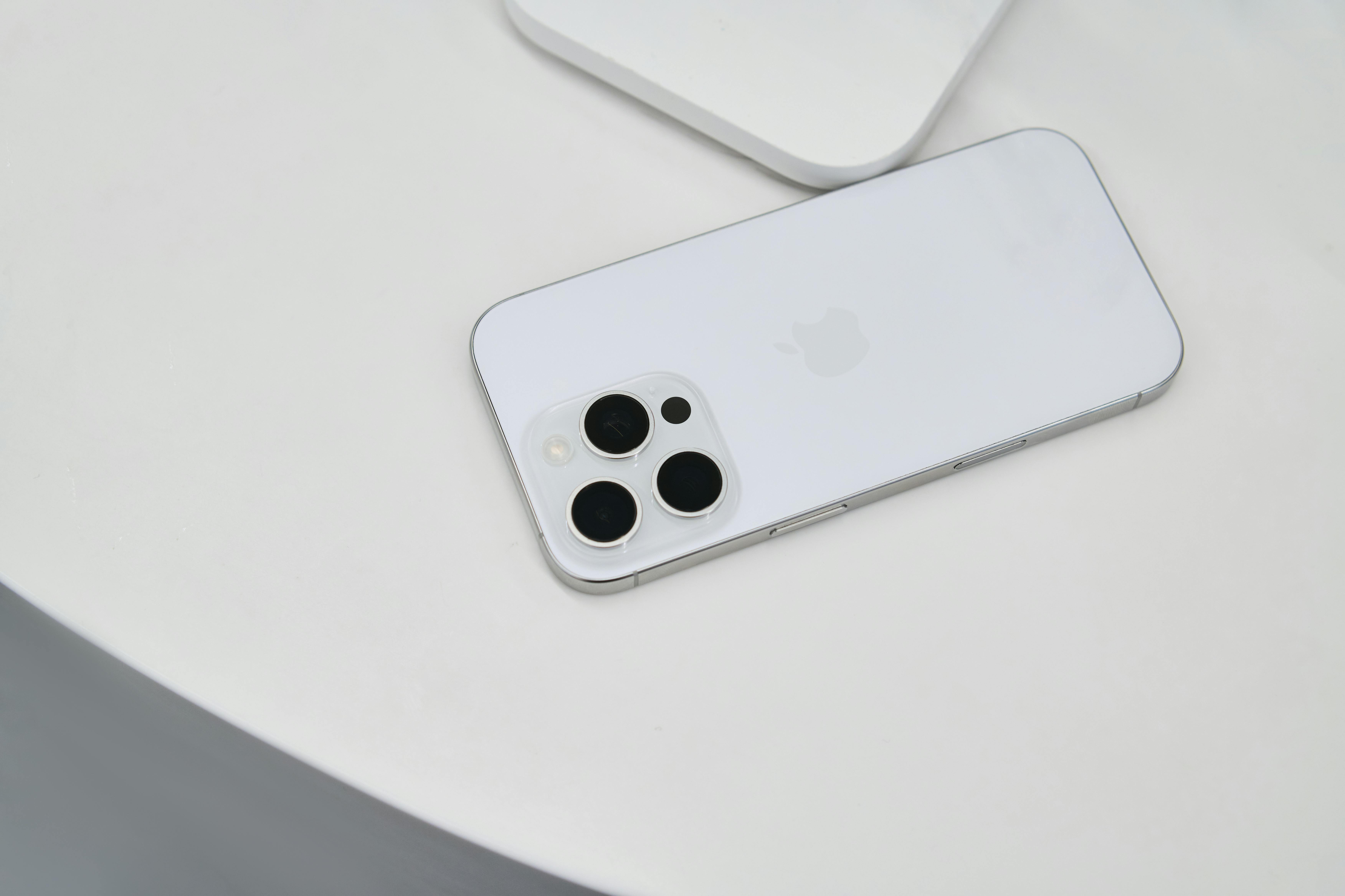 Zadarmo Minimalistický Biely Smartfón Na Bielom Povrchu Fotka z fotobanky