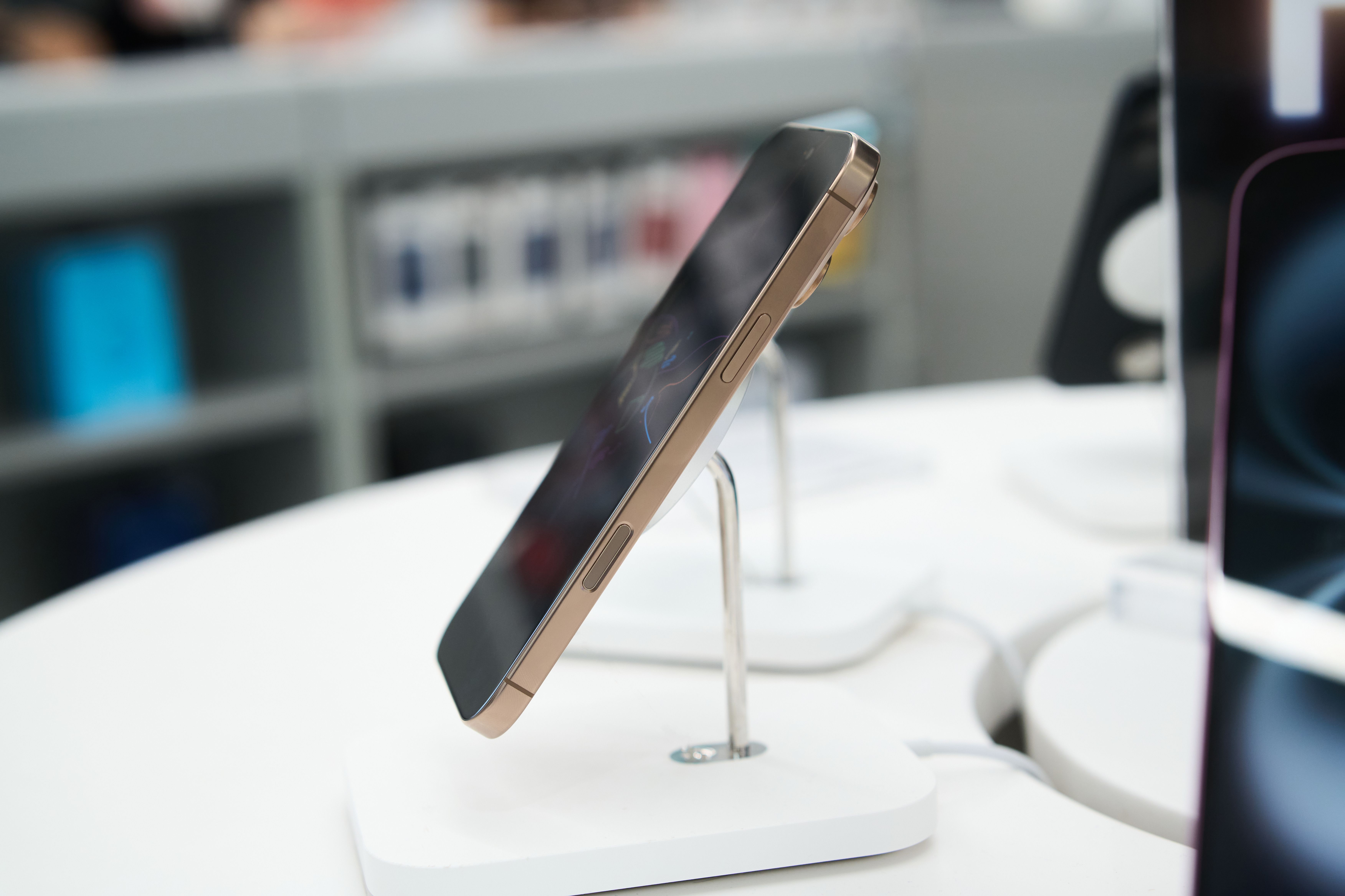 gratis Nieuwste Smartphone Te Zien In Tech Store Stockfoto